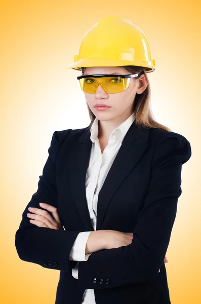 Mujer de negocios con sombrero duro — Foto de Stock