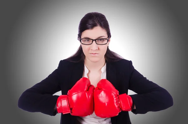 Mulher empresária com luvas de boxe — Fotografia de Stock