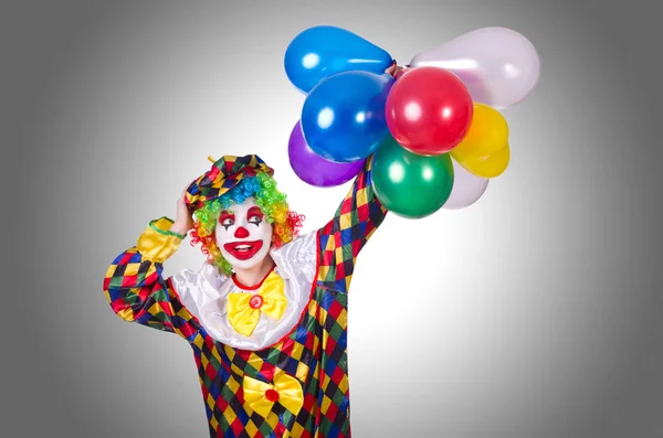 Смешной клоун с воздушными шарами — стоковое фото