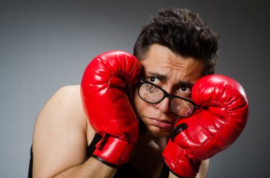 Siyah arka planda kırmızı eldivenli komik boksör