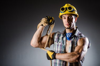 Yırtık kaslı adam aletlerle