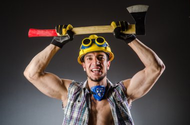 Yırtık kaslı adam aletlerle