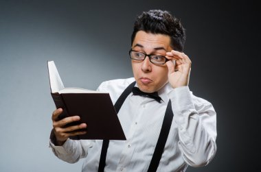 kitap ile genç bir öğrenci