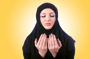 Müslüman genç kadın beyaz üzerine tesettür takıyor