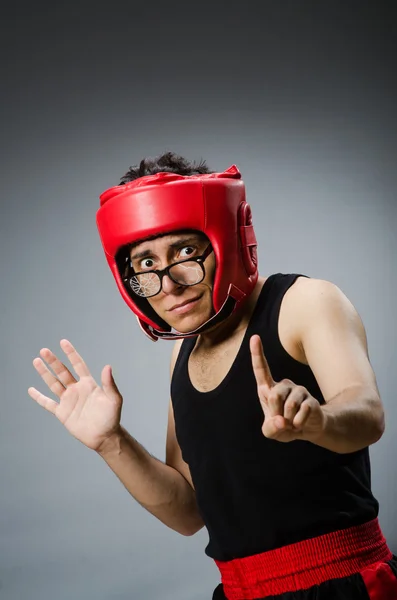 Boxer engraçado com luvas vermelhas contra fundo escuro — Fotografia de Stock