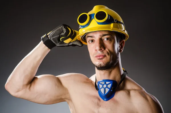 Homem construtor muscular rasgado com ferramentas — Fotografia de Stock