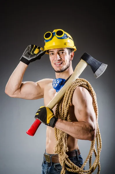 Homem construtor muscular rasgado com ferramentas — Fotografia de Stock