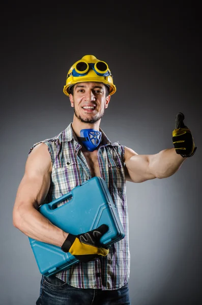 Homem construtor muscular rasgado com ferramentas — Fotografia de Stock