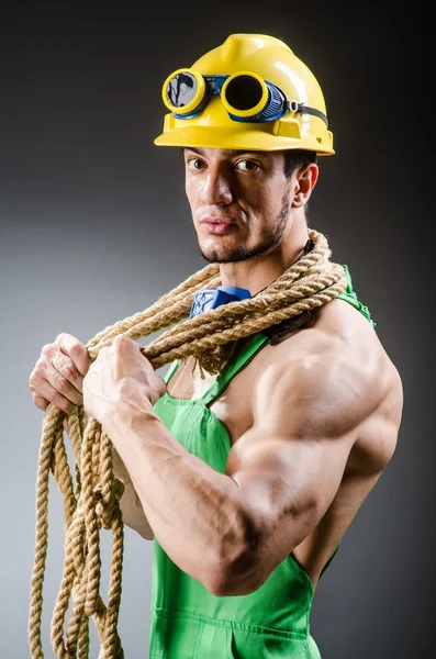 Homem construtor muscular rasgado com ferramentas — Fotografia de Stock