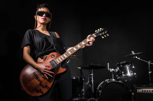 Jovem mulher tocando guitarra — Fotografia de Stock