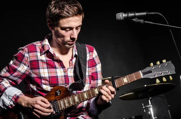 Mann mit Gitarre — Stockfoto