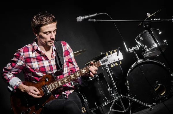 Homem com guitarra — Fotografia de Stock