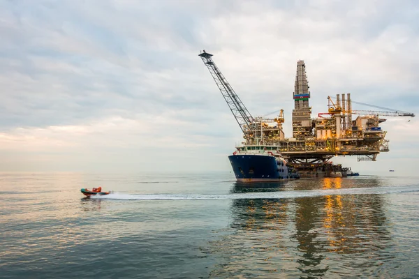 Plataforma de plataforma petrolera en el mar tranquilo — Foto de Stock