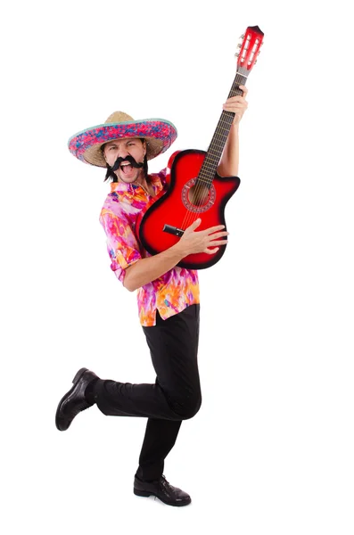 Мексиканский мужчина размахивая гитарой изолирован на белом — стоковое фото
