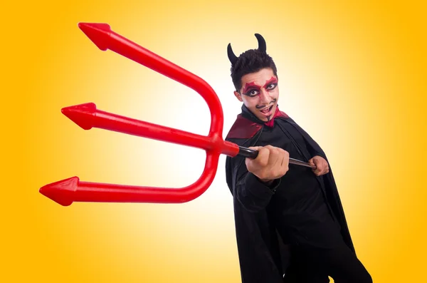 Homme en costume de diable dans le concept d'Halloween — Photo