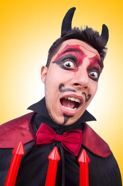 Uomo in costume diavolo nel concetto di Halloween — Foto Stock