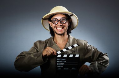 Arka planda komik bir safari avcısı