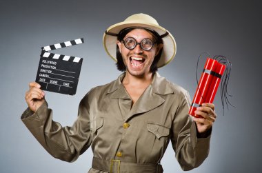 Arka planda komik bir safari avcısı