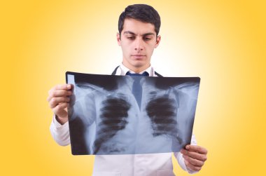 X-ray görüntüsü ile genç doktor