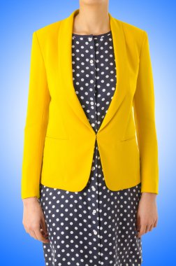 Beyaz giysili kadın konsepti