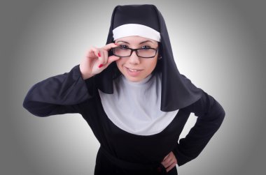 Gözlüklü komik Rahibe