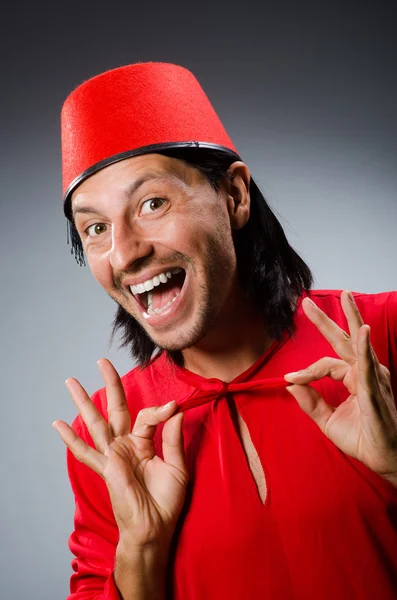 Lustiger Mann in rotem Kleid mit Fez-Hut — Stockfoto