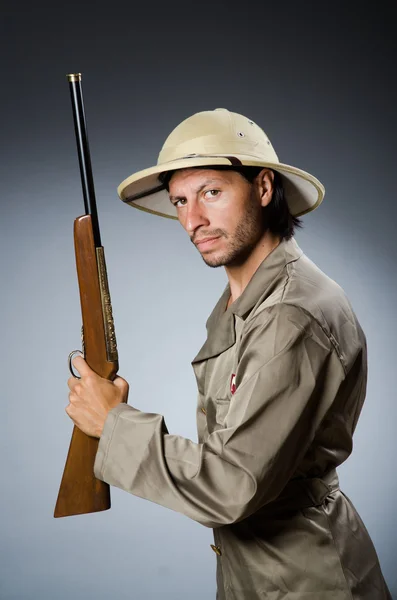 Caçador de safári engraçado com rifle — Fotografia de Stock