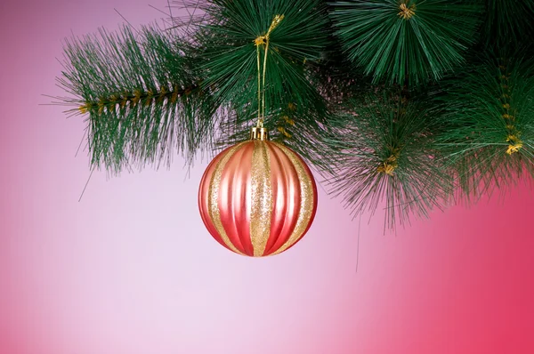 Weihnachtsschmuck am Tannenbaum — Stockfoto