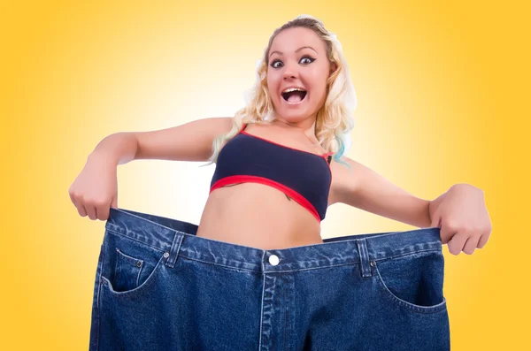 Vrouw in dieet concept met grote jeans — Stockfoto