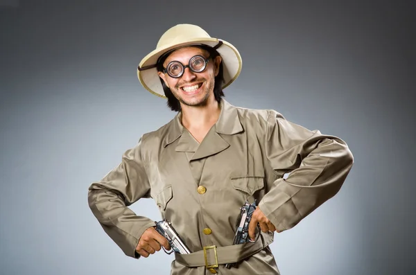 Grappige safari jager tegen achtergrond — Stockfoto