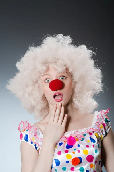 Clown mit weißer Perücke — Stockfoto