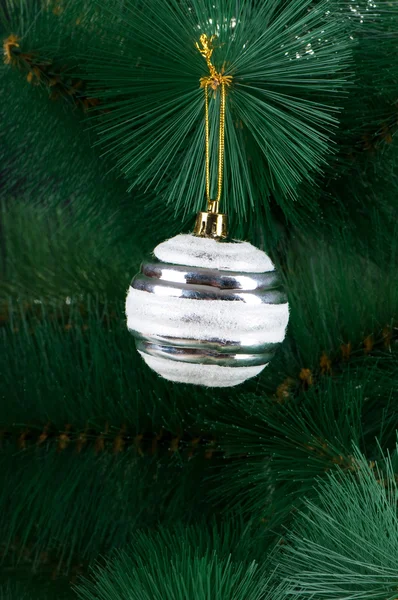 Weihnachtsschmuck am Tannenbaum — Stockfoto