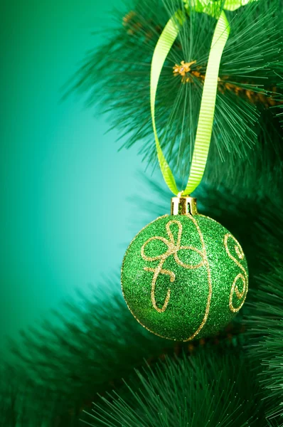 Weihnachtsschmuck am Tannenbaum — Stockfoto