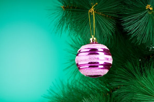 Weihnachtsschmuck am Tannenbaum — Stockfoto