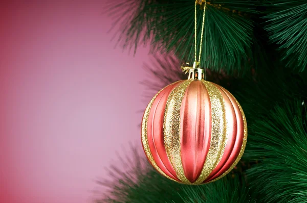 Jul dekoration på gran trädet — Stockfoto