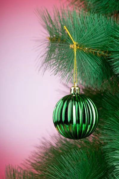 Weihnachtsschmuck am Tannenbaum — Stockfoto