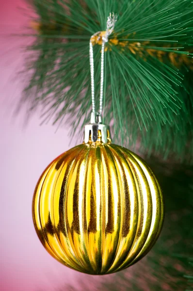 Weihnachtsschmuck am Tannenbaum — Stockfoto
