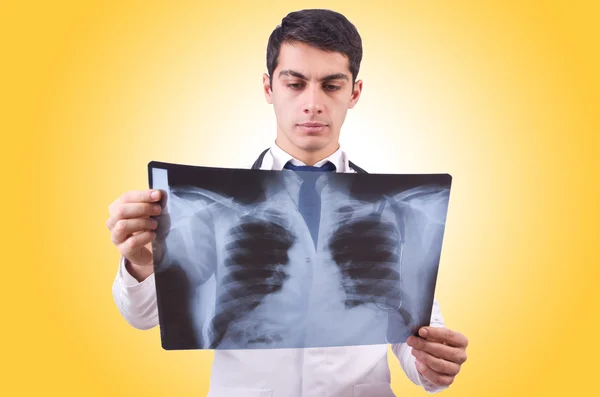 Молодой врач с рентгеновским изображением — стоковое фото