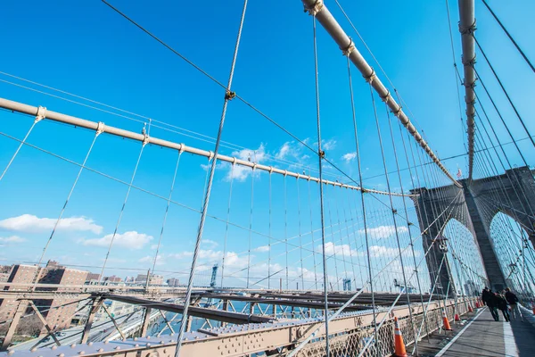 Část slavného Brooklynského mostu za jasného dne — Stock fotografie