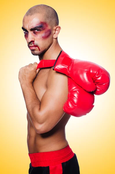 Boxer mal battu isolé sur blanc — Photo