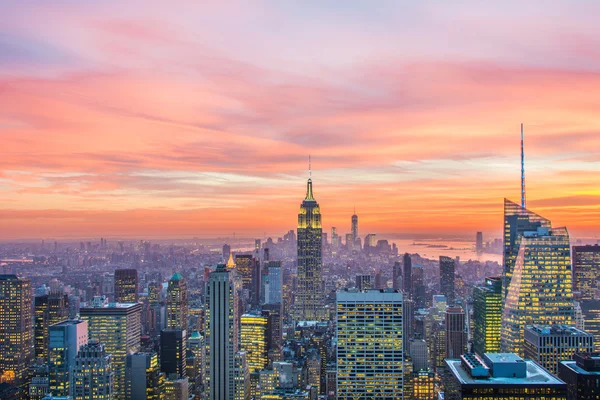 Famosos rascacielos de Nueva York por la noche —  Fotos de Stock