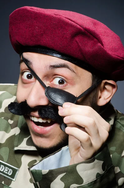 Grappige soldaat in militair concept — Stockfoto