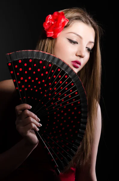 Gyönyörű fiatal nő virággal és ventillátorral — Stock Fotó