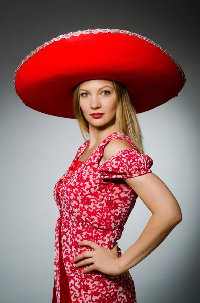 Mujer vestida con bonito sombrero rojo —  Fotos de Stock