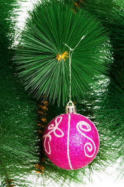 Weihnachtsschmuck am Tannenbaum — Stockfoto