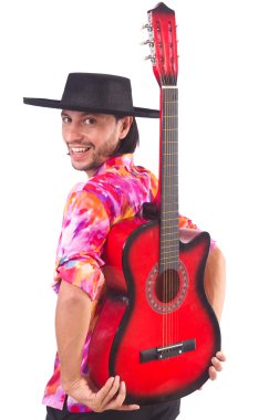 Gitarlı bir sombrero giyen adam.