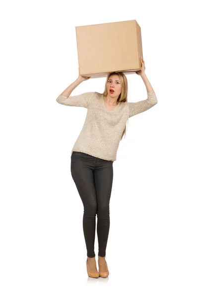 Женщина с коробкой переезжает в новый дом — стоковое фото