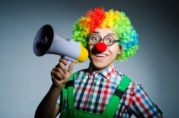 Clown con loudspealer contro tenda — Foto Stock