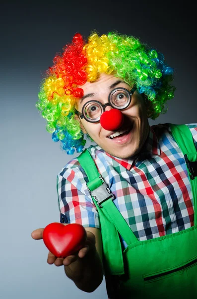 Clown med rött hjärta i romantiskt koncept — Stockfoto