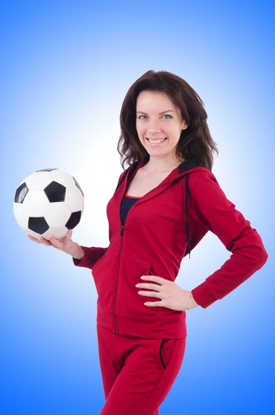 Junge Frau mit Fußball — Stockfoto